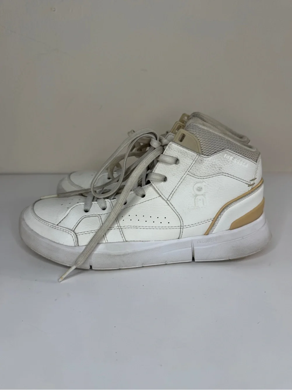 On Cloud The Roger Clubhouse Mid Women’s Size 7.5 Beige/white